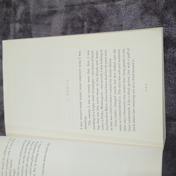 Twilight Saga Books by Stephanie Meyer!!! - Picture 8 of 9